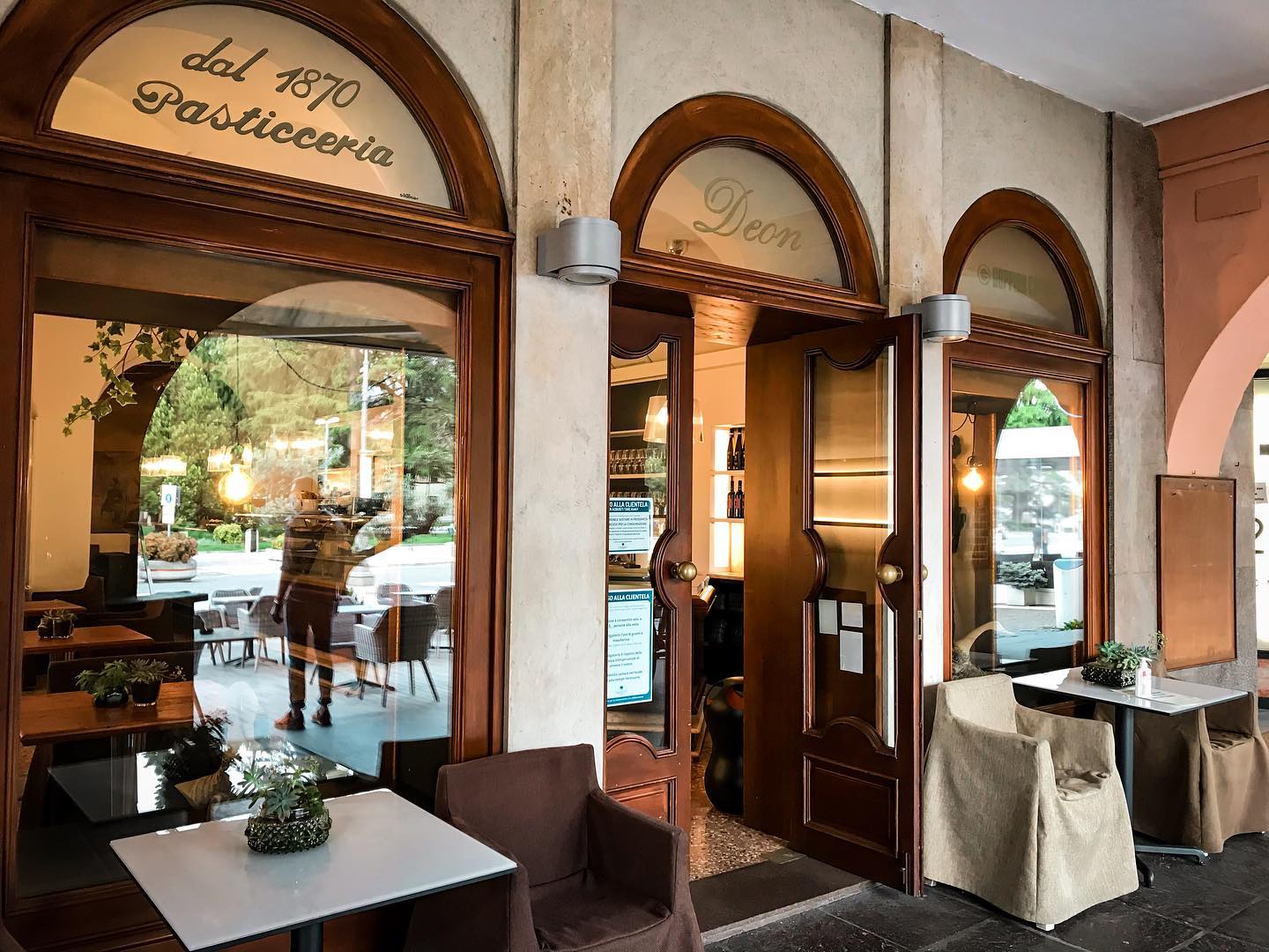 Deon Lounge & Restaurant